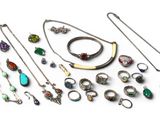 de nombreux colliers et bracelets de styles variés posés sur un fond blanc