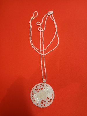 Chine : médaillon pendentif jade néphrite céladon pâle, symb…