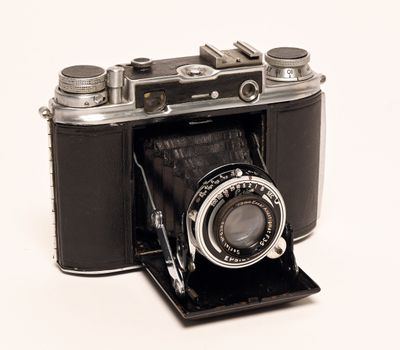 une photo en noir et blanc d'un vieil appareil photo sur fond blanc