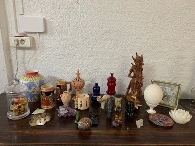 de nombreux vases de toutes sortes posés sur une table décorée de photos