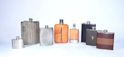 8 FLASQUES en acier, métal argenté ou étain de fabrication f…