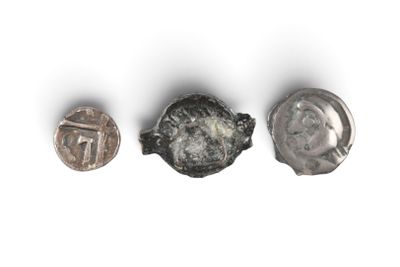 deux pièces d'argent et une bague en argent sur un fond blanc
