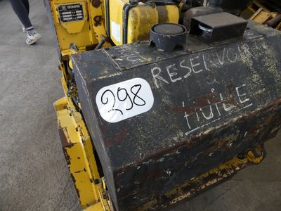 un tracteur jaune sur lequel est apposée une pancarte noire et blanche