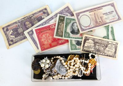 il y a toutes sortes d'argent sur la table