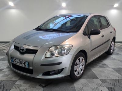 une photo d'une Toyota Yaris argentée garée dans un showroom