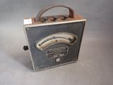une photo d'une vieille radio posée sur une table