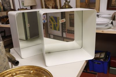 deux miroirs posés sur une table