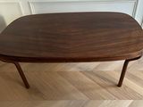 une petite table avec un plateau en bois sur un sol en bois dur