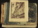 un vieux livre sur lequel figure l'image d'un bâtiment