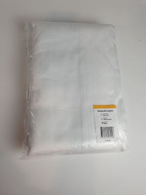 un sac en plastique blanc posé sur une table