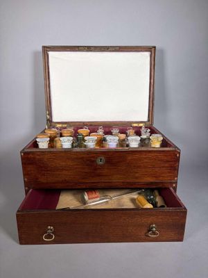 une boîte en bois contenant de petits pots et un miroir