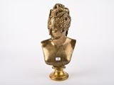 statue représentant la tête d'une femme, posée sur un socle doré, sur fond blanc