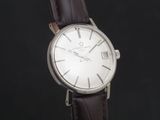 gros plan d'une montre sur fond noir