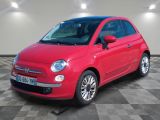La Fiat rouge est garée dans une grande pièce.