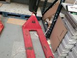 un chariot élévateur et une palette dans un entrepôt
