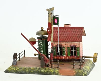 une petite maquette de gare avec un toit rouge