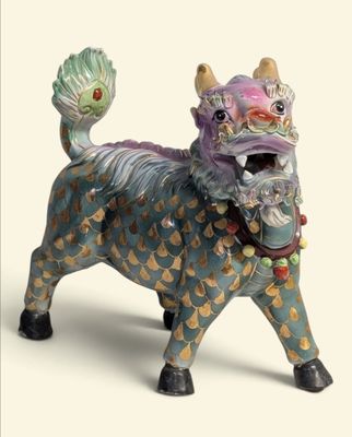 une figurine représentant un chien debout sur ses pattes arrière