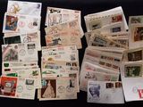 de nombreux timbres de toutes sortes posés sur une table noire
