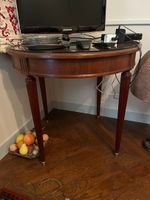 TABLE D'APPOINT en acajou et placage d'acajou, de style Loui…