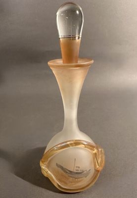 une bouteille en verre contenant un voilier