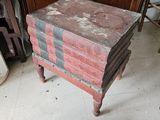 une pile de livres posée sur une chaise dans une pièce