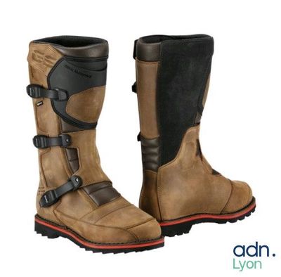 une paire de bottes marron avec des lanières et des boucles noires