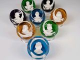six verres à shot ornés de silhouettes de personnes de différentes couleurs
