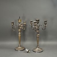 PAIRE DE CHANDELIERS en bronze anciennement argenté à trois …