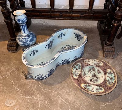 deux vases bleus et blancs et un bol posés par terre