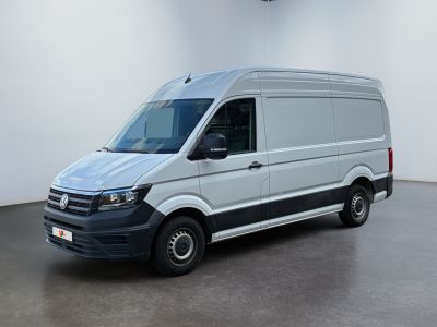 La camionnette blanche est garée dans la pièce vide de l'immeuble.