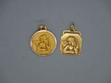 deux pendentifs plaqués or représentant la Vierge à l'Enfant