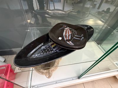 un chapeau noir exposé dans une vitrine