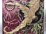 motif de point de croix représentant un oiseau et des fleurs sur fond rouge