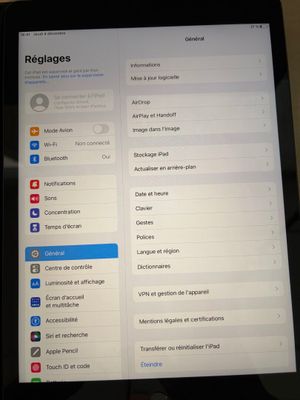 une image montrant un gros plan d'une tablette avec un menu à l'écran