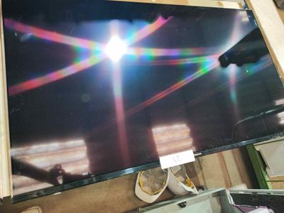 une photo d'un écran de télévision sur lequel apparaît l'image d'une personne