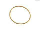 gros plan d'une bague en or sur fond blanc