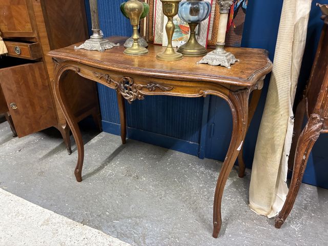 Table de milieu en noyer sculpté, de style Louis XV, reposant sur