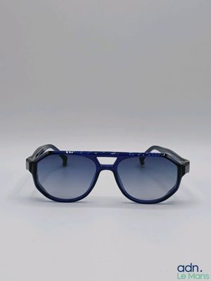 gros plan d'une paire de lunettes de soleil sur une surface blanche