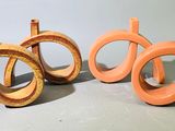 trois œuvres d'art posées sur une table