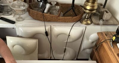 une personne qui coupe un gâteau avec un couteau