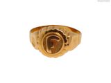un gros plan d'une bague en or sur laquelle figure la lettre « g »