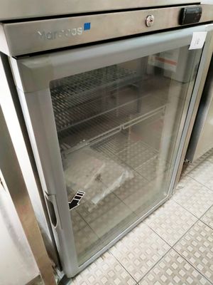 un four muni d'une porte vitrée à l'intérieur