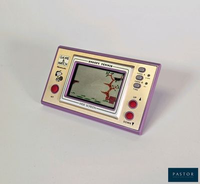 une petite Game Boy violette posée sur une surface blanche