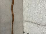 un bâton et un support à bâton sur le côté d'un bâtiment
