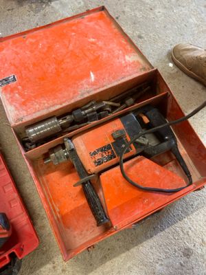 une boîte rouge contenant un marteau et d'autres outils