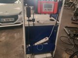 une voiture blanche garée dans un garage à côté d'une voiture blanche