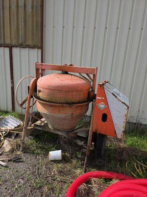 une bétonnière garée dans la cour, à côté d'une borne d'incendie