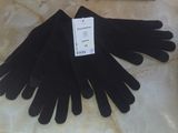 une pile de gants noirs posée sur une table