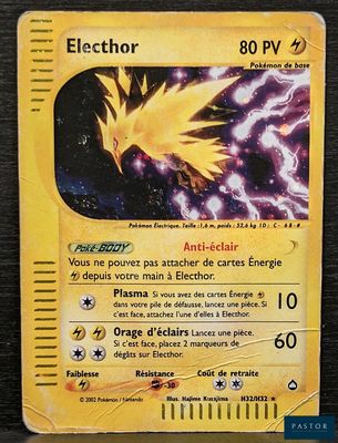 La carte Pokémon comporte l'image d'un personnage Pokémon jaune et noir.