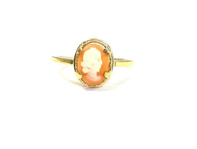 gros plan d'une bague en or avec un camée représentant une femme
